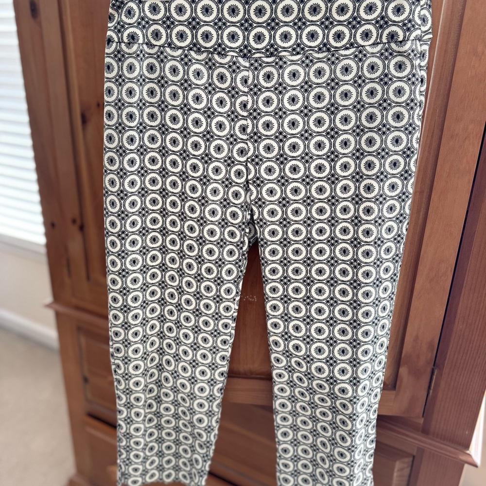 new directions Black & White Circular Geometric Pull-On Ankle Pants